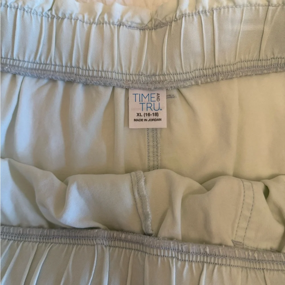 Time and Tru Sunwash Blue Cargo Shorts with Tie-Waist - Picture 6 of 10